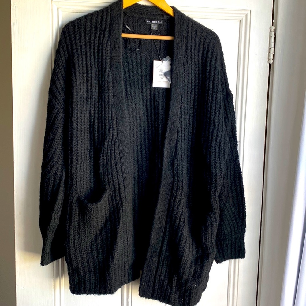En thread black cardigan with pockets